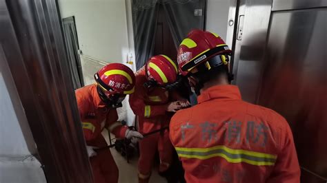 11月大宝宝被反锁屋中，消防救援人员破门救出 -信息时报