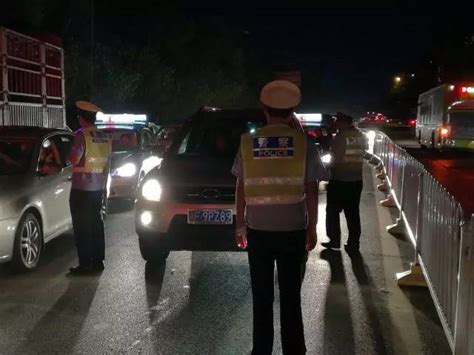 岳阳交警连续两晚上路严查，居然有245辆车被查处
