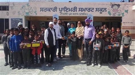 ਢੀਂਡਸਾ ਪਰਿਵਾਰ ਨੇ ਬੱਚਿਆਂ ਨੂੰ ਵਰਦੀਆਂ ਵੰਡੀਆਂ - Dhindsa family distributed ...