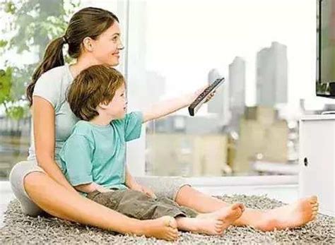 美国儿科学会建议两岁以下婴幼儿不要看电视！家长别把电视当保姆 - 每日头条