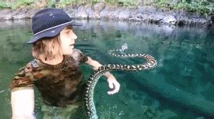 探险小伙溪中偶遇3米长蟒蛇 还人蛇共游了一段_凤凰网视频_凤凰网