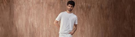 What is the Difference Between a V-neck and Crew Neck T-shirt – Kingdom ...