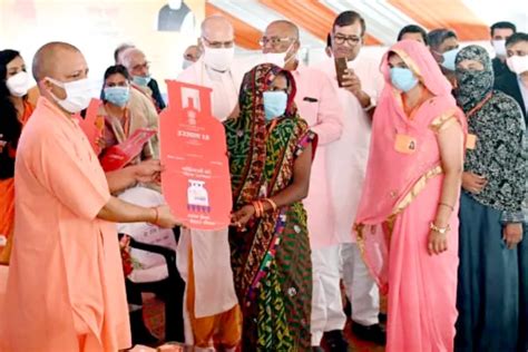 UP CM Yogi Adityanath distributes Rs1,890 Crore gas subsidy under ...