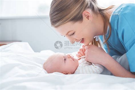 幸福的年轻母亲在医院房间里握着可爱婴高清图片下载-正版图片505783825-摄图网