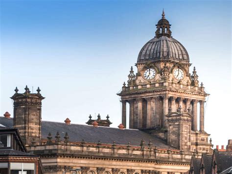 Leeds Town Hall: Get the Detail of Leeds Town Hall on TimesTravel
