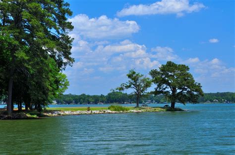 https://carolinaodyssey.com/wp-content/uploads/2024/04/Lake-Greenwood-State-Park-Lake-Picnic-By-Lake.jpg?utm_source=chatgpt.com