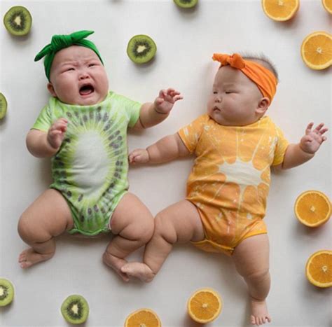新加坡双胞胎宝宝可爱造型萌翻网友 粉丝超14万--传媒--人民网