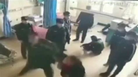 唐山两男子酒后辱骂殴打医护人员，被刑拘_凤凰网视频_凤凰网