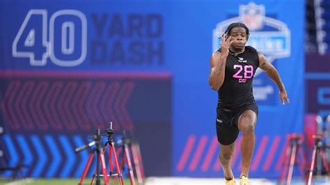 Skyler Bell runs official 4.40-second 40-yard dash at 2026 combine Vector Art