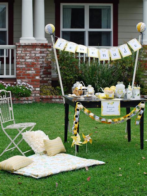 DIY Lemonade Stands & Lemonade Cocktails | HGTV