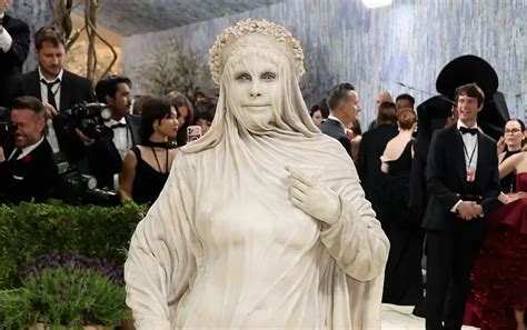 Heidi Klum stuns with marble statue transformation at Met Gala 2026