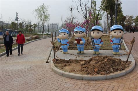 武汉公园卡通红军雕塑引围观 画风萌翻游客