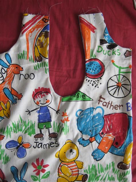 SCREAMSTRESS: Kids Pinafore Apron Tutorial