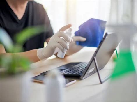 How to Clean Computer Screen at Home 的图像结果