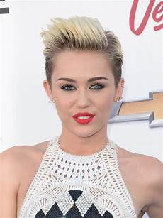 Pixie Haircuts by Pixie Haircut 12 Ways To Style The Cut Stylecaster Pixie Haircuts
