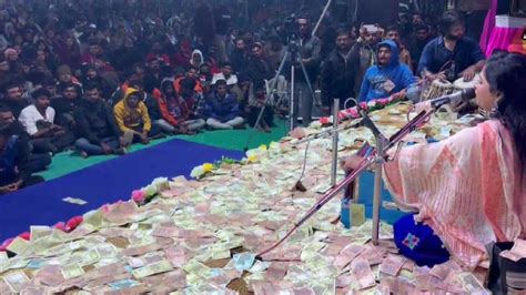 गुजराज में भजन गायकों पर हुई नोटों की बारिश, एक गांव में लुटाए गए 50 ...