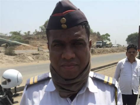 Mumbai Traffic Cop Offers Fuel From Own Bike For Free To Man Stranded ...