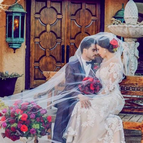 What to wear to a spanish wedding | Beachweddingtips.com