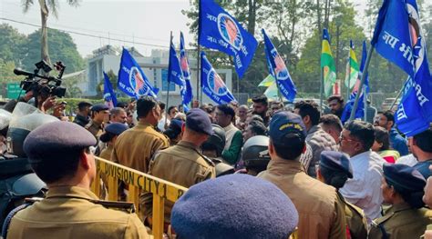 सिविल जज भर्ती के खिलाफ DPSS का बड़ा प्रदर्शन, डिप्टी सीएम आवास का ...