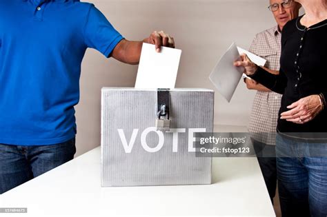 Pictures of People Voting 的图像结果