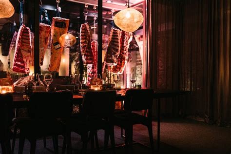 Extremely average steak + Gimmicky dishes at Michelin prices - Reviews ...