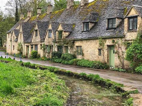 https://thetravelbunny.com/wp-content/uploads/2022/09/Arlington-Row-Bibury-village-Cotswolds-England.jpg