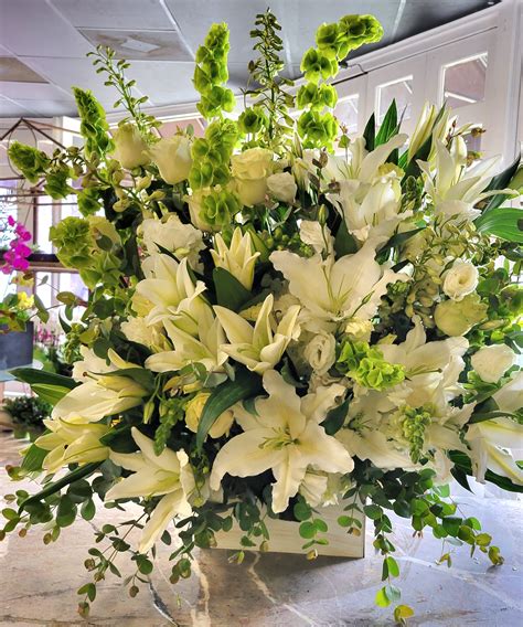 Beautiful side/floor arrangement array of white flowers in Pasadena, CA ...