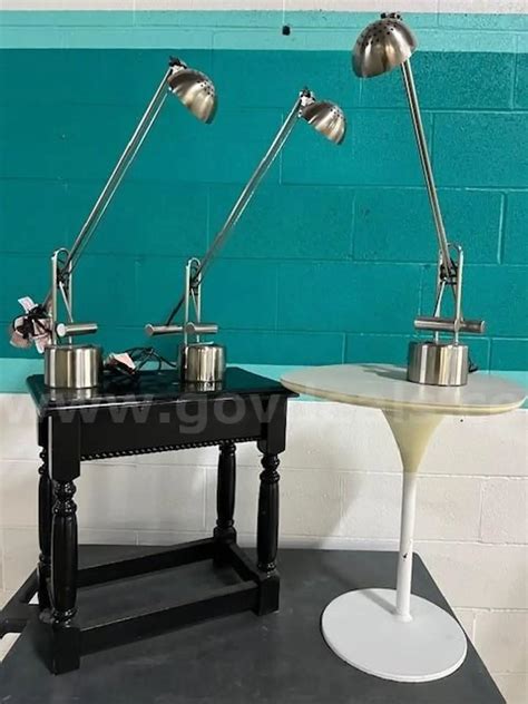 3 Desk lamps and 2 small tables- Pick up in Los Angeles | GovDeals