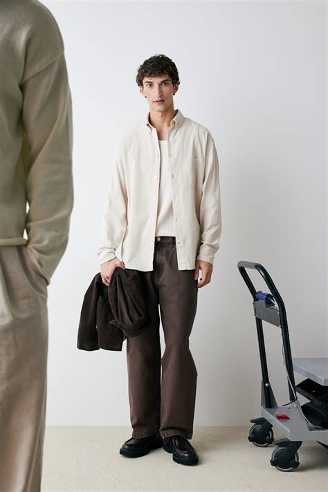 Regular Fit Textured shirt - Light beige - Men | H&M IN