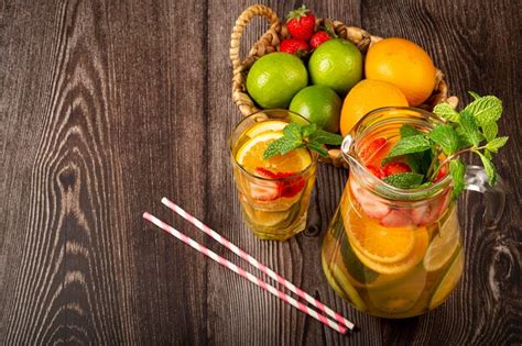 Water flavored with fresh summer fruit. | Premium Photo