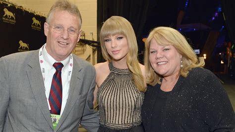 Taylor Swift family tree: Meet mom Andrea, dad Scott and more about pop star's parents ...