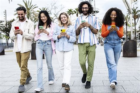 Texting While Walking Accidents 的图像结果