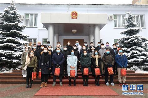中国驻白俄罗斯大使馆向中国留学生和华侨发放“春节包”-中华网河南