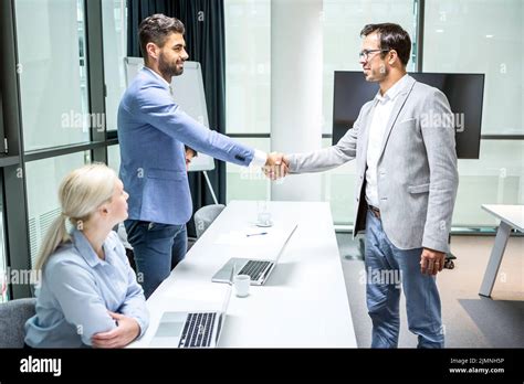 Business People Greeting 的图像结果