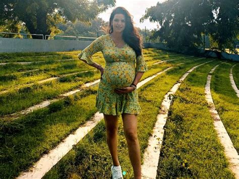 Natasa Stankovic flaunts baby bump photo tag hardik pandya see pics ...