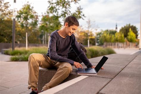 Boy Using Computer 的图像结果