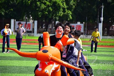 广西少数民族传统体育运动会举行秋千比赛