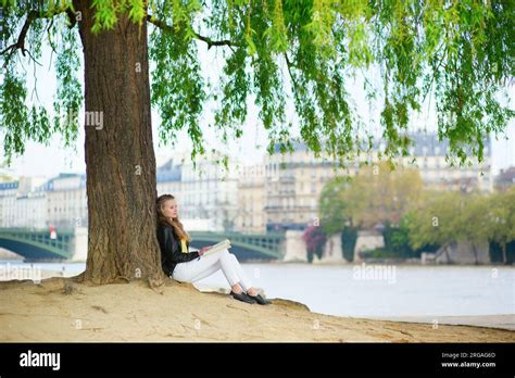 Reading Under a Tree 的图像结果