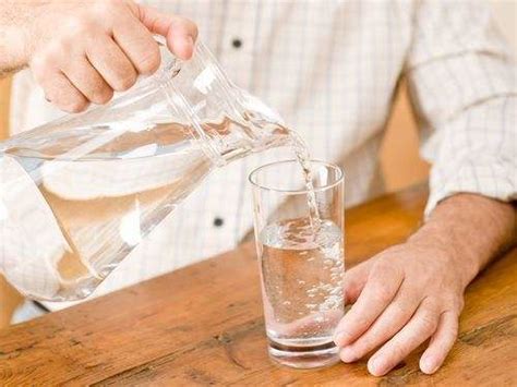 多喝水并非“好处多” 喝水多更易引起肾部疾病！