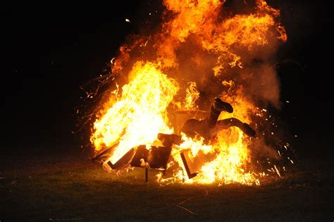 Coffin Exploding 的图像结果