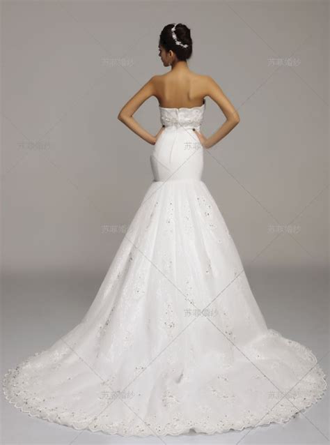 长沙婚纱定制鱼尾新娘礼服的特点 收细腰身尽显优雅线条