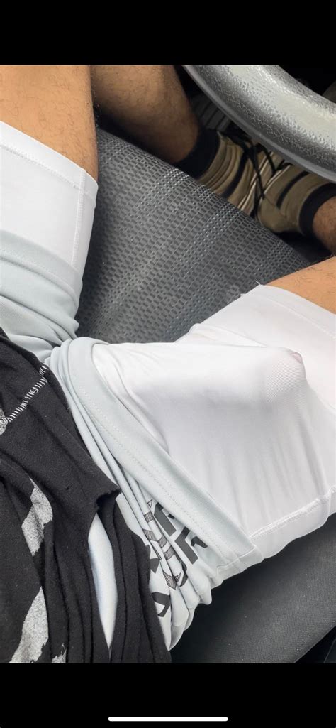 Leaking precum after the gym : r/LemmeSeeYourBulge