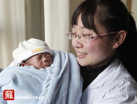 27周龙凤胎妹妹出生后死亡 1.1公斤的哥哥奇迹存活出院_新浪新闻