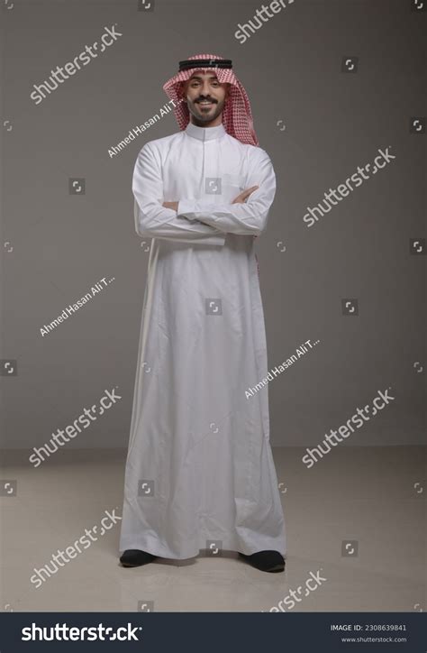 2+ Thousand Young Saudi Man Wearing Traditional Saudi Clothing Royalty ...