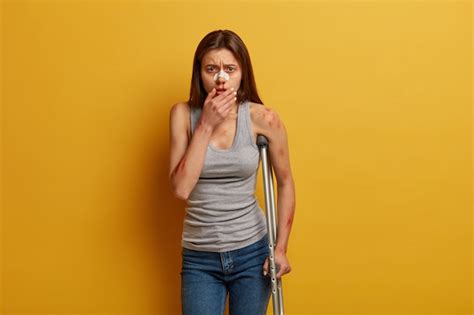 Behinderte junge Fahrerin hat blutendes Gesicht, Bandage an der Nase ...