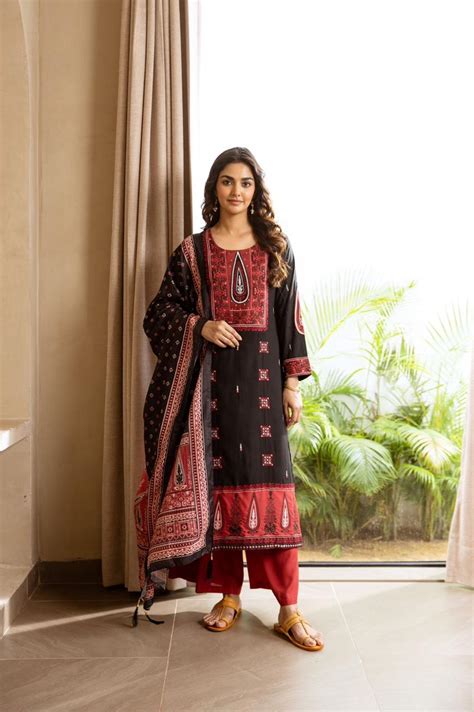 Heavy rayon pretty appliqué n embroidered suit set in black– Aashvi Couture