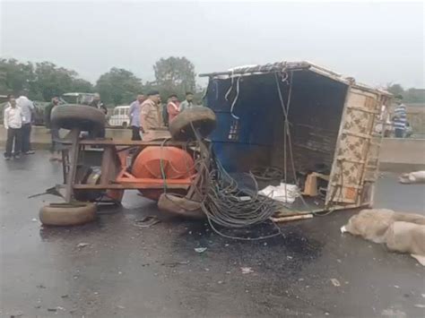 Collision between truck and mini truck , 2 dead: Bodies trapped in ...