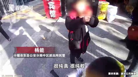 8岁小男孩警务室报警：有个3岁小孩跟家人走散了_凤凰网视频_凤凰网