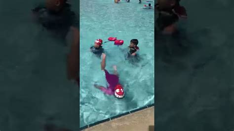 哥哥和弟弟学游泳 - YouTube