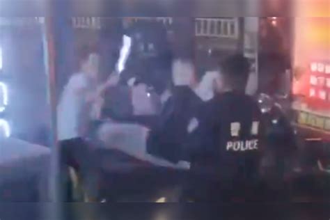 广西#警方通报男子当街闹事持刀袭警：男子被控制，一名辅警受伤，无生命危险 #热点新闻事件
